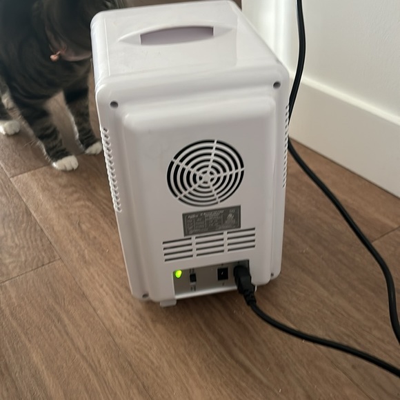 Koolatron make up and skin care mini fridge with light up mirror with shelf - Picture 2 of 5